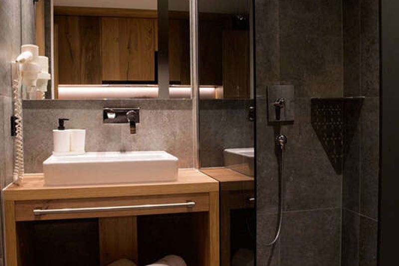 Badezimmer mit Dusche und Waschbecken