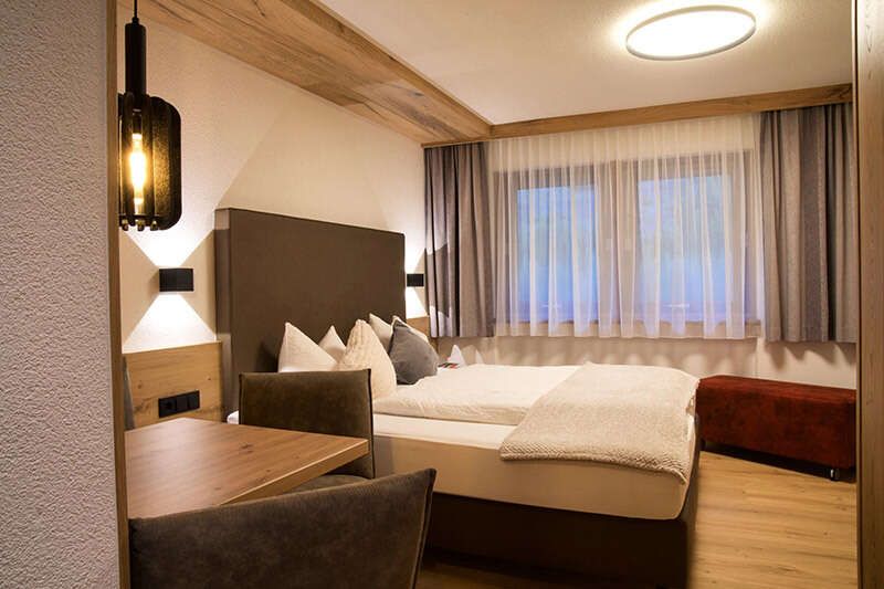 Doppelbett und Sitzbereich im Appartement D1