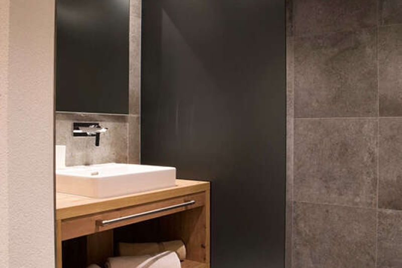 Bathroom with shower and washbasin