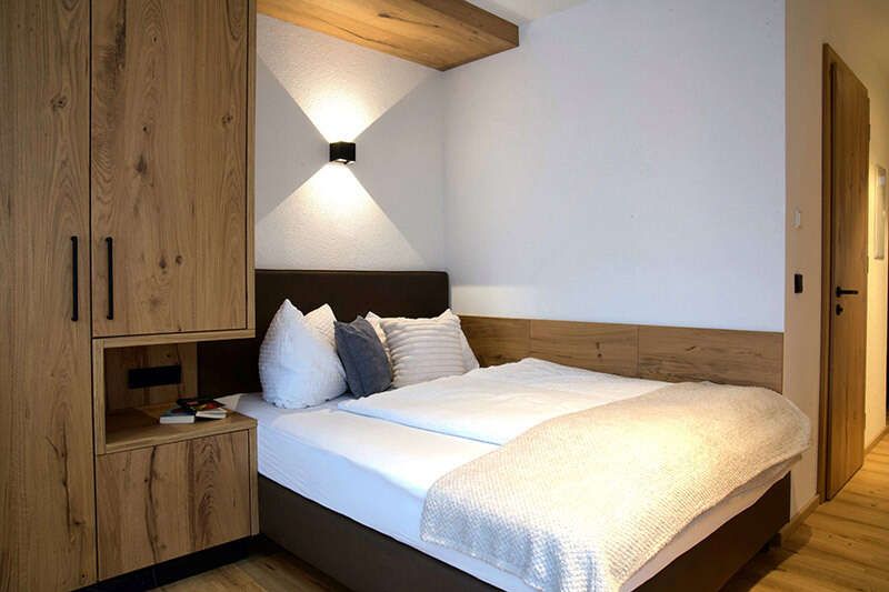 Schlafzimmer mit Doppelbett im Appartement A1