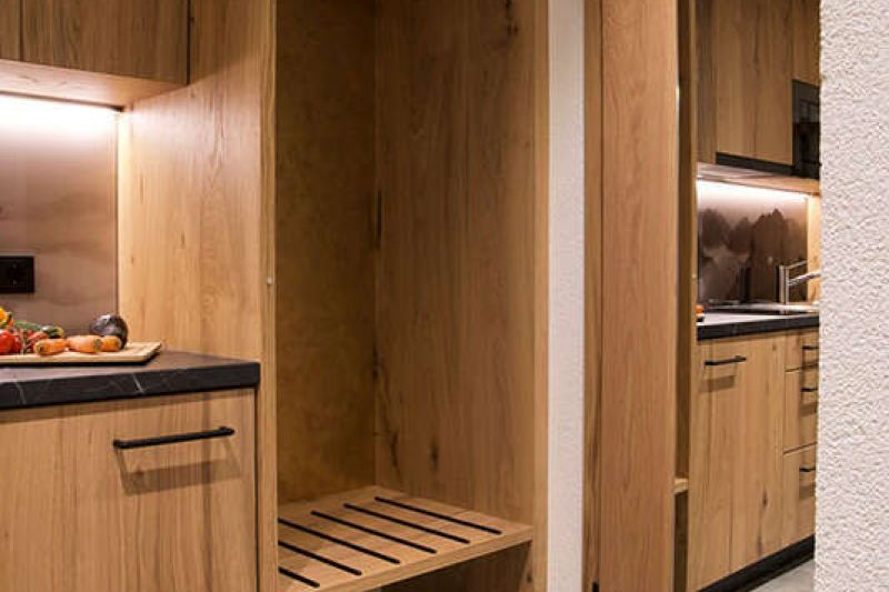 Schrank für Kleidung mit Stange
