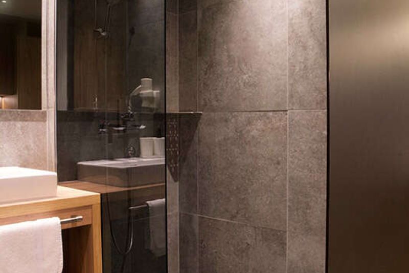 Dusche im Badezimmer im Appartement D1