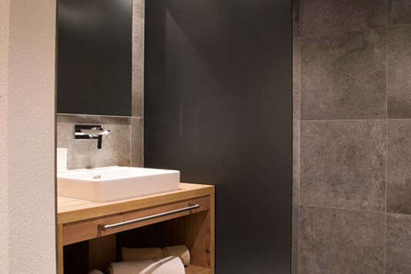 Bathroom with shower and washbasin